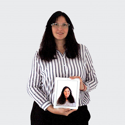 Portait von A. Sarapulova. Sie lächelnd mit einem Bild von sich in der Hand.